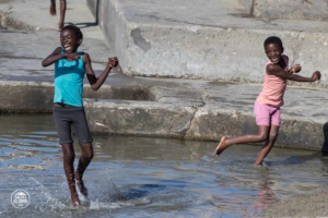 namibia luderitz marina dzieci w wodzie