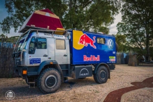 namibia windhoek urban camp kemping samochód red bull