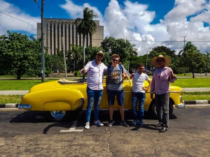 klasyczny amerykanski samochod kabriolet przewodnicy hawana havana habana plaza revolucion kuba