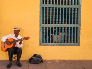 uliczny muzyk plaza mayor trinidad kuba