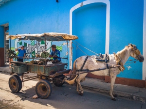 kubanskie piwo cristal i uliczny sprzedawca w trinidadzie kuba