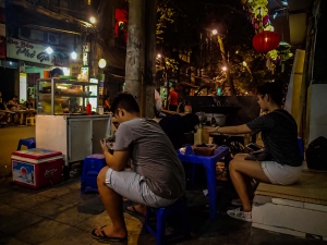 wietnam vietnam hanoi jedzenie na ulicy