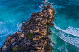 seszele seychelles la digue plaza grand anse dron drone skaly w wodzie ocean